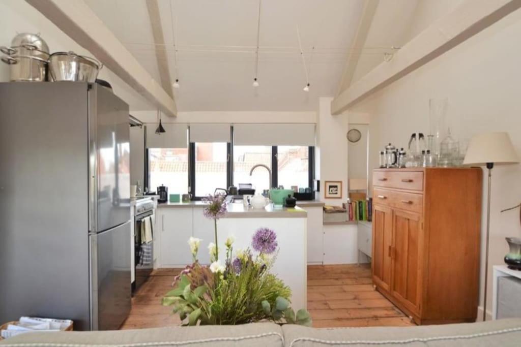 Contractor And Family Friendly Grade II Townhouse- 3 Bedrooms- Free Parking NWI Buitenkant foto