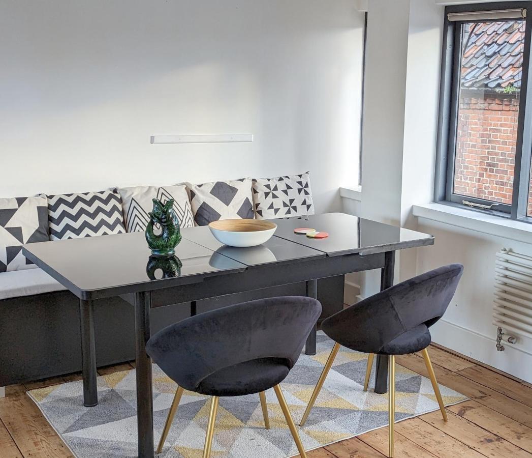 Contractor And Family Friendly Grade II Townhouse- 3 Bedrooms- Free Parking NWI Buitenkant foto
