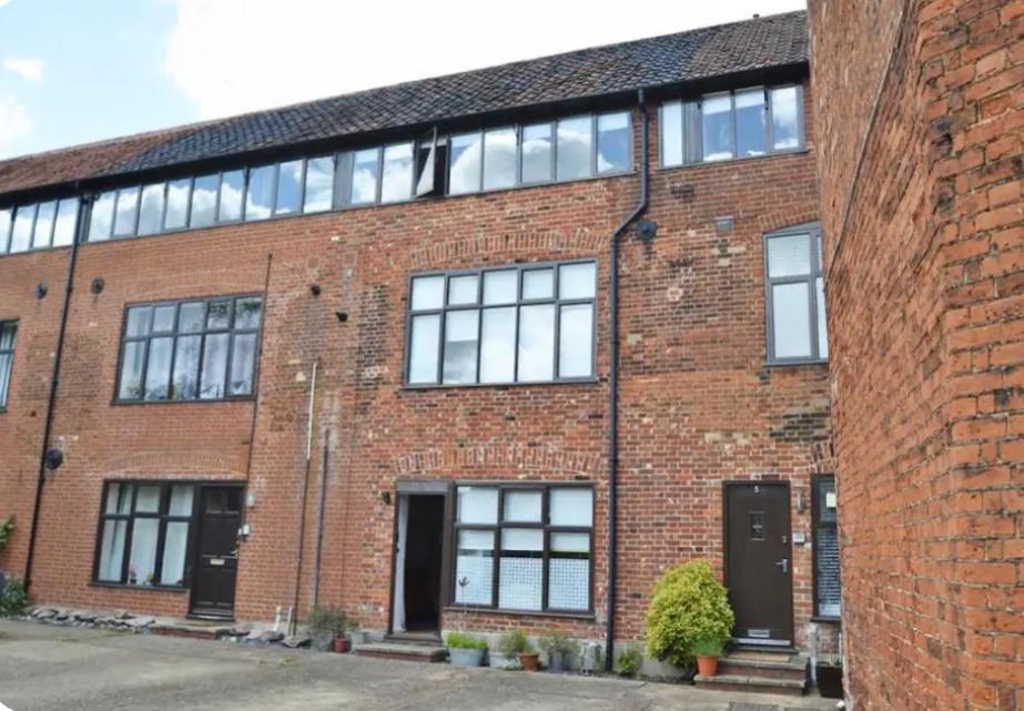 Contractor And Family Friendly Grade II Townhouse- 3 Bedrooms- Free Parking NWI Buitenkant foto