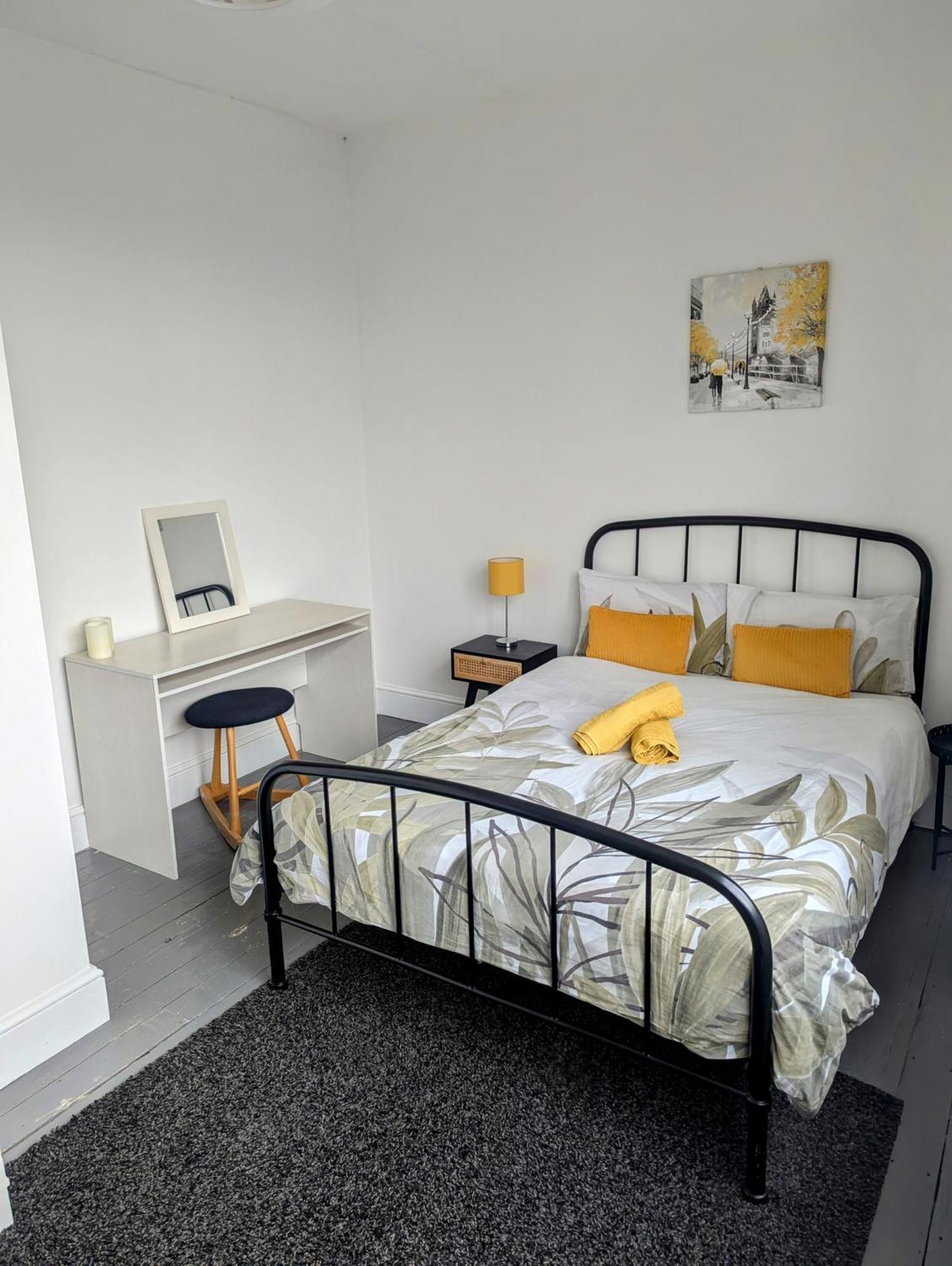 Contractor And Family Friendly Grade II Townhouse- 3 Bedrooms- Free Parking NWI Buitenkant foto