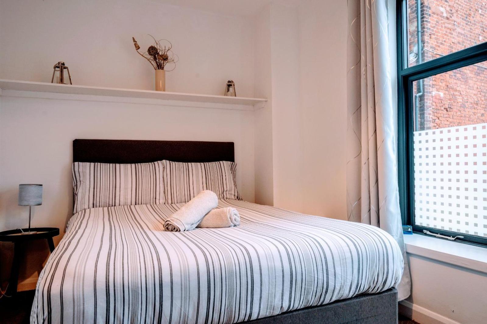 Contractor And Family Friendly Grade II Townhouse- 3 Bedrooms- Free Parking NWI Buitenkant foto